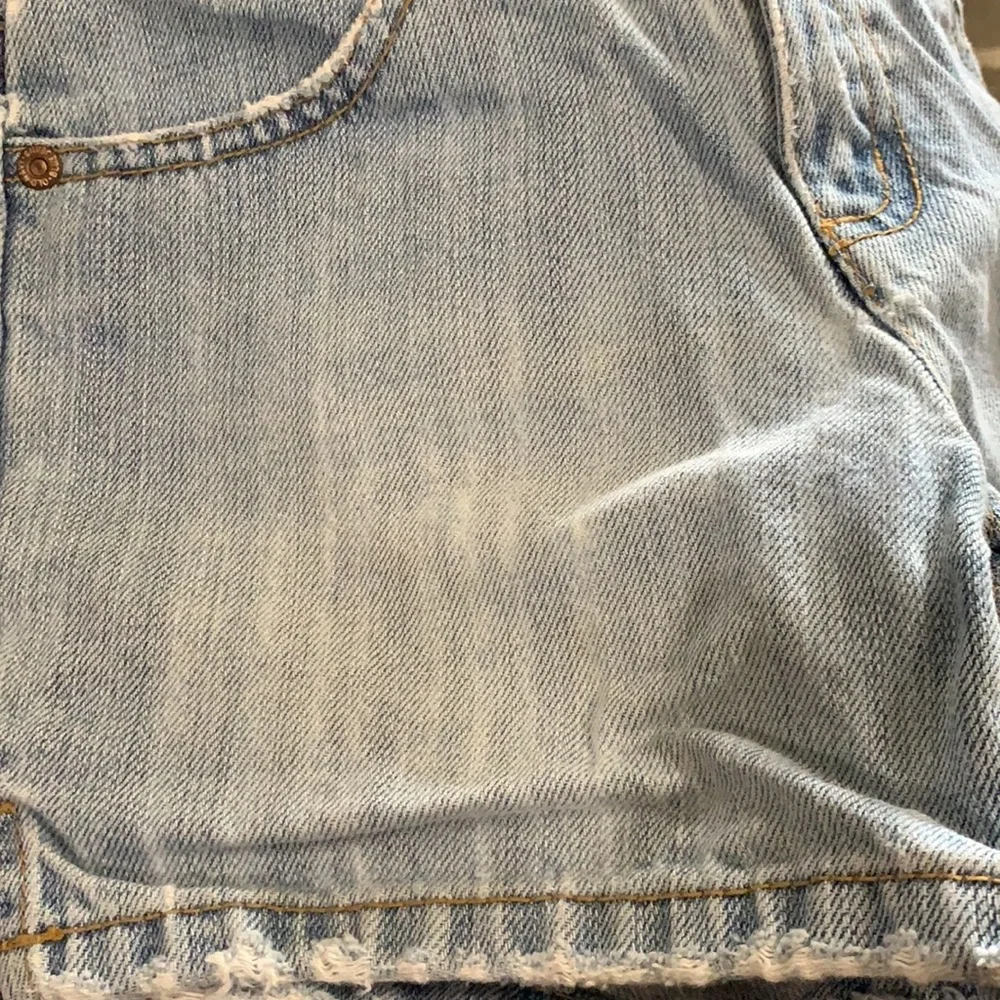 Old Navy light blue distressed denim shorts Size 7